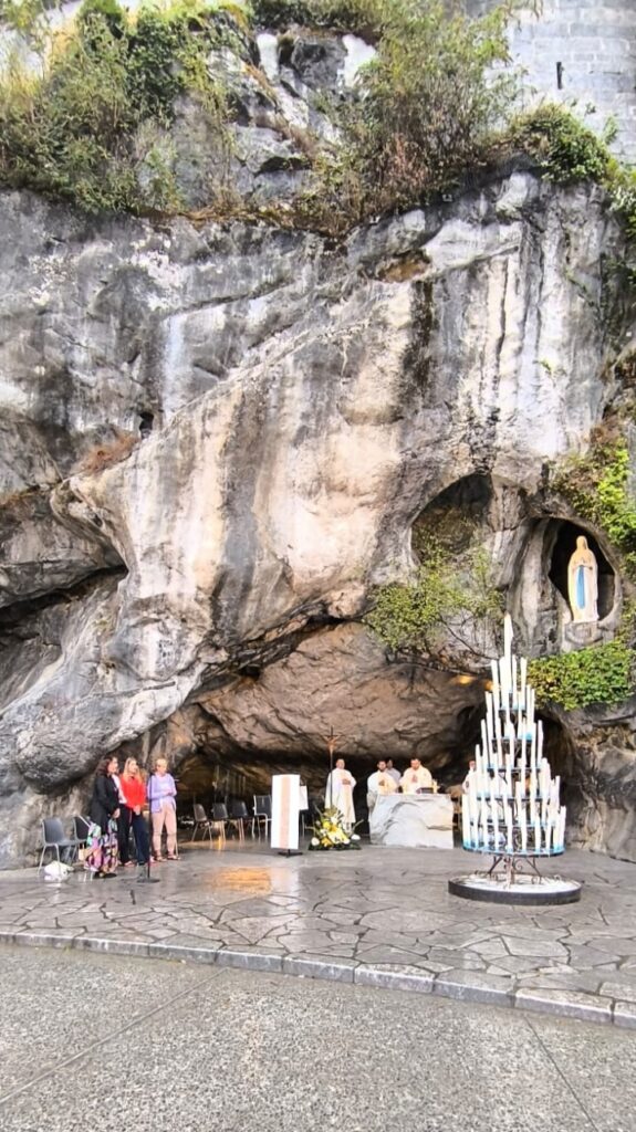 Beata Oleksiewisz i Ewa Tyburczy na mszy św. w Lourdes. 