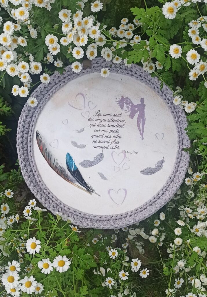 Pomysł na biznes artystyczny- taca z inspiracją w języku francuskim.